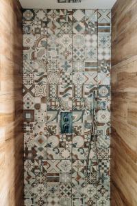 a bathroom with a shower with a tiled wall at La Villa d'Hélène Chambre d'hôtes BnB - Cluses - Parking Voiture - Moto - Vélo in Cluses +38 photos