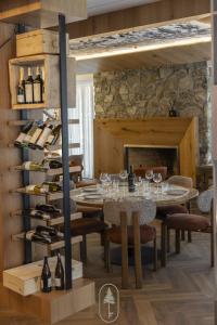 une salle à manger avec une table et des casiers à vin dans l'établissement Pine Hotel & Spa Brezovice, à Brezovicë