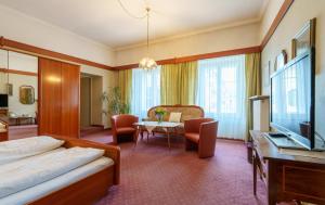 ein Hotelzimmer mit einem Bett und einem Tisch in der Unterkunft Altstadthotel Eck in Lienz
