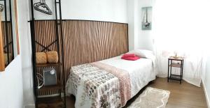a bedroom with a bed with a wooden head board at Ricardo Hostal Apartamento in Alicante