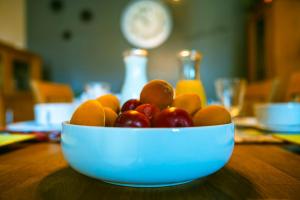 a bowl of fruit sitting on a table at Chouette Nuit in Thenay +8 photos