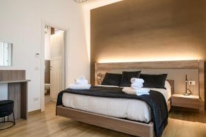 ein Schlafzimmer mit einem großen Bett, auf dem Handtücher liegen in der Unterkunft L'Airone Resort - Soggiorno rilassante in Irpinia in Venticano + 36 Fotos