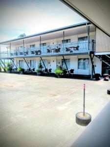 a large building with a parking lot in front of it at PROSERPINE MOTOR LODGE in Proserpine