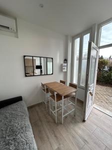 ein Zimmer mit Tisch und Stühlen und einem Fenster in der Unterkunft L écluse in Nemours