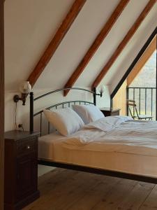 a bedroom with a bed and a window at Bahnhof Steinhaus in Asuretʼi
