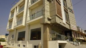 un edificio con un balcone sul lato di Hanee Comforts a Chikmagalūr