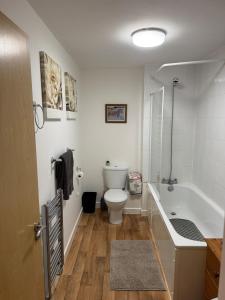 a bathroom with a toilet and a tub and a sink at Warm, Sleeps 6, Bathroom, Beaches Shops Cafes Bars Pier, Central Ryde in Ryde +26 photos