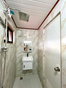 ein Badezimmer mit Toilette und Dusche in der Unterkunft L Casa in Coron + 128 Fotos
