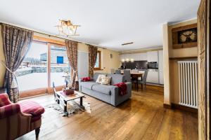 a living room with a couch and a table at Maison Carrel Elegant 2 in Breuil-Cervinia