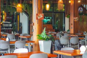 ห้องอาหารหรือที่รับประทานอาหารของ Aokhanom Hotel