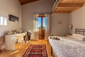 a bedroom with two beds and a kitchen and a sink at Alloggi agrituristici Paraschos in San Floriano del Cóllio