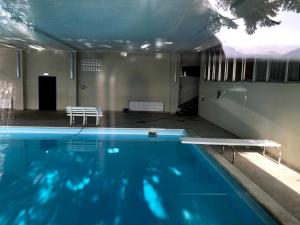a large swimming pool in a room with at Residence i Larici in Prato Nevoso
