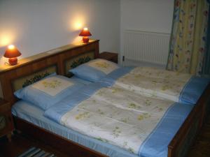 two twin beds in a bedroom with two lamps at Ferienwohnung Kaltenleitner in Weissenkirchen im Attergau