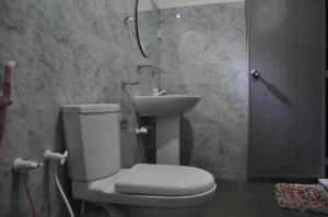 Liyon Rest sigiriya tesisinde bir banyo