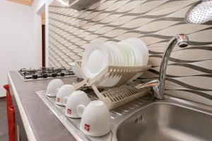 a dish drying rack sitting on a kitchen sink at Bed and Breakfast Brezza Marina 2 in Mattinata