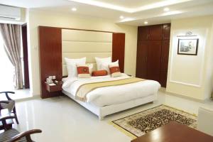 ein Schlafzimmer mit einem großen Bett in einem Zimmer in der Unterkunft Heaven Hotel in Lahore + 54 Fotos