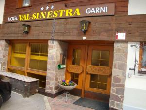 イシュグルにあるHotel Garni Val-Sinestraのホテルファンシネマリアガヌを読む看板のある建物