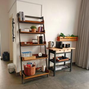 a room with a shelf and a table and a shelf at Gulfa 9 in Sinādil