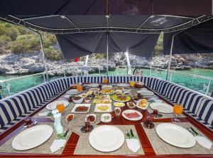 a table with plates of food on a boat at Meridian bleu in Salamina