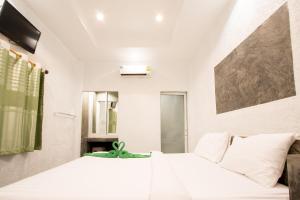 een slaapkamer met een groot wit bed in een kamer bij The Green Resort in Ko Chang
