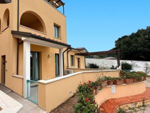 a building with a balcony with flowers on it at La Pergola Bilocale 6 - Cavo in Cavo