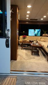 a living room with a couch and a table at Meridian bleu in Salamina