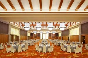 a large banquet hall with tables and chairs in it at Sheraton Changbaishan Resort in Fusong