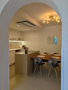 a kitchen and dining room with a table and chairs at Ca la Lola Estartit in L'Estartit