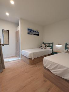 a bedroom with two beds in a room at Ca la Lola Estartit in L'Estartit