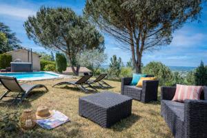 a backyard with chairs and a swimming pool at Maison Monbazillac avec piscine 2-4 pax in Monbazillac