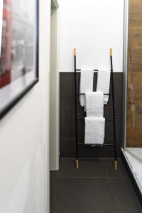 a bathroom with white towels on a towel rack at Best Boarding House - Self Check-in - Kostenfreie Parkplätze in Hanau am Main