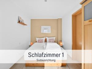 a bedroom with a bed in a room at Ferienwohnung Lichtinsel - strandnah, ebenerdig, haustierfreundlich, Terrasse und Garten, viel Platz in Steinberg +46 photos