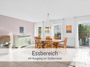 a kitchen and dining room with a table and chairs at Ferienwohnung Lichtinsel - strandnah, ebenerdig, haustierfreundlich, Terrasse und Garten, viel Platz in Steinberg