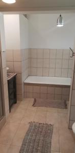 a bathroom with a tub and a rug at Pennywhistle in Eersterivier