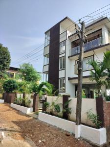 an apartment building with a pole in front of it at Vrindavan Homestay Panaji in Batim