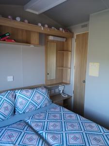 a bedroom with a bed with a blue comforter at Csendàr hàz in Tapolca