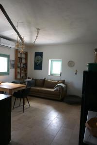 a living room with a couch and a table at Villa Tsakalaki in Stavríon