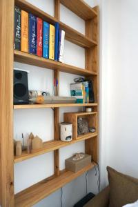 a book shelf with books and other items on it at Villa Tsakalaki in Stavríon