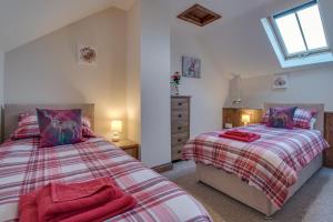 a bedroom with two twin beds and a window at 3 Bed in South Molton oc-millba in Bishops Nympton