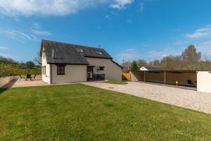 a white house with a large yard at 3 Bed in South Molton oc-millba in Bishops Nympton