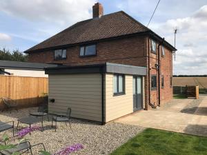 a small house with a garage in the yard at 3 Bed in Kings Lynn oc-82358 in Harpley