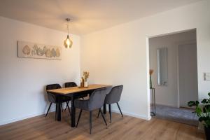 a dining room with a table and chairs at Glanzvoll, moderne Wohnung in Aschaffenburg
