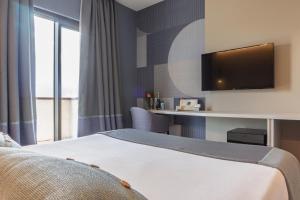 a hotel room with a bed and a flat screen tv at Hotel Fontana Olente in Ferentino