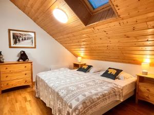 een slaapkamer met een bed en een houten plafond bij NEW Chalet Le Sabot 12p - Sauna - 90m telecabine in Oz