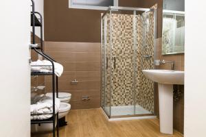 ein Badezimmer mit Dusche, Toilette und Waschbecken in der Unterkunft L'Airone Resort - Soggiorno rilassante in Irpinia in Venticano