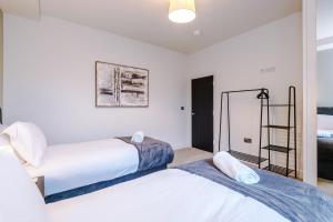a bedroom with two beds and a ladder at Spring Mount - 3 Bedrooms - Close to Convention Centre in Harrogate
