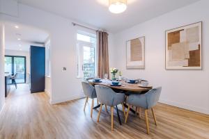 a dining room with a table and chairs at Spring Mount - 3 Bedrooms - Close to Convention Centre in Harrogate