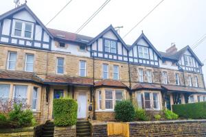 a large house with black and white trim at Spring Mount - 3 Bedrooms - Close to Convention Centre in Harrogate