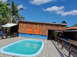 a swimming pool in front of a building at Rancho e Pesqueiro do Cowboy in Piedade
