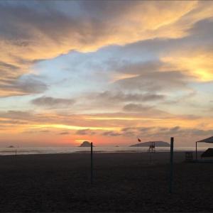 a sunset on the beach with people flying kites at Suspiros de arica in Arica